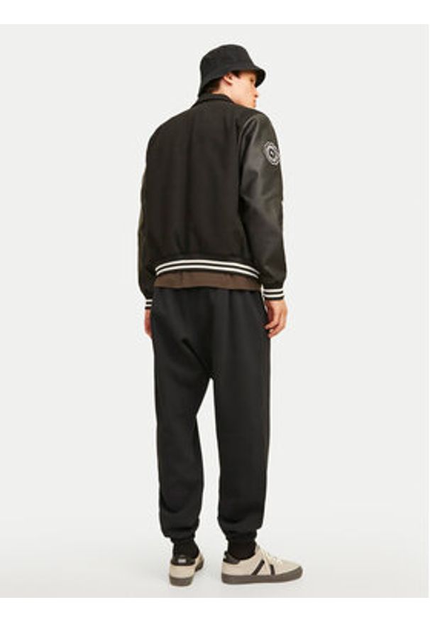 Jack & Jones - Jack&Jones Spodnie dresowe Bill Urban Edge 12263026 Czarny Relaxed Fit. Kolor: czarny. Materiał: bawełna, syntetyk
