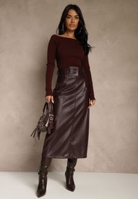 Renee - Bordowa Ołówkowa Spódnica z Imitacji Skóry z Paskiem z Wyrazistą Klamrą Rewedana. Kolor: czerwony. Materiał: skóra. Długość: krótkie. Styl: elegancki #1