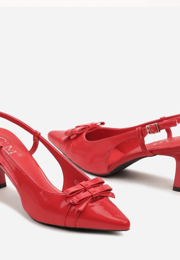 Renee - Czerwone Lakierowane Sandały na Obcasie z Noskiem w Szpic z Kokardkami Noravis. Okazja: na co dzień. Zapięcie: pasek. Kolor: czerwony. Materiał: lakier. Obcas: na obcasie. Styl: casual, elegancki. Wysokość obcasa: średni