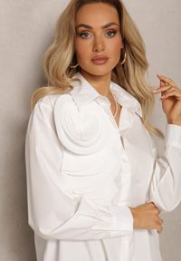 Renee - Biała Koszula z Wiązanym Sznurkiem Przy Szyi i Ozdobną Aplikacją z Boku Oldivia. Kolor: biały. Wzór: aplikacja #5