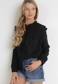 Born2be - Czarna Koszula z Ozdobnym Kołnierzem z Falbaną Acitani. Typ kołnierza: kołnierz z falbankami. Kolor: czarny. Materiał: tkanina, koronka. Długość rękawa: długi rękaw. Długość: długie. Wzór: gładki #9