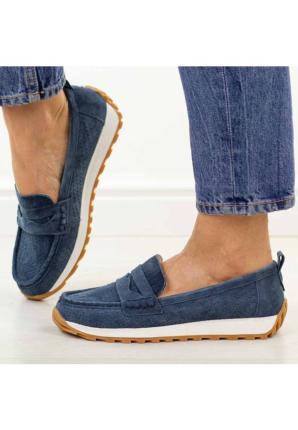 Granatowe skórzane mokasyny damskie Sergio Leone sp009. Okazja: na co dzień. Nosek buta: okrągły. Kolor: niebieski. Materiał: zamsz, skóra. Szerokość cholewki: normalna. Sezon: wiosna, jesień, lato. Styl: casual, elegancki, klasyczny