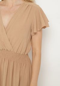 Born2be - Beżowa Sukienka o Rozkloszowanym Kroju z Kopertowym Dekoltem i Gumką w Talii Reiliana. Okazja: na imprezę, na co dzień. Typ kołnierza: dekolt kopertowy. Kolor: beżowy. Typ sukienki: kopertowe. Styl: casual, elegancki #4