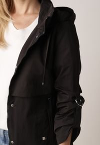 Born2be - Czarna Kurtka w Stylu Parki z Odpinanym Kapturem i Sznurkami Enang. Okazja: na spacer. Kolor: czarny. Materiał: prążkowany, jeans #8