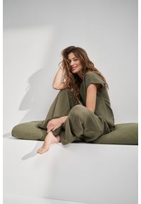 MOODO - Bawełniane spodnie z szerokimi nogawkami oliwkowe. Kolor: oliwkowy. Materiał: bawełna #1