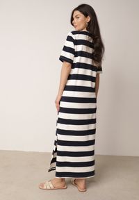 Born2be - Biało-Czarna Pudełkowa Sukienka z Bawełny w Poziome Paski Diove. Okazja: do pracy, na co dzień, na spacer. Kolor: biały. Materiał: bawełna. Wzór: paski. Typ sukienki: proste. Styl: klasyczny, casual #2