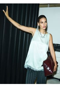 Reserved - Satynowy top z koronką - złamana biel. Materiał: satyna, koronka. Wzór: koronka #1