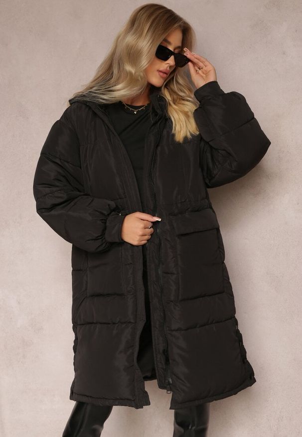 Renee - Czarna Kurtka Oversize do Kolana z Kapturem Zasi. Okazja: na co dzień, na spacer. Typ kołnierza: kaptur. Kolor: czarny. Materiał: jeans. Długość: do kolan. Sezon: zima. Styl: casual, elegancki