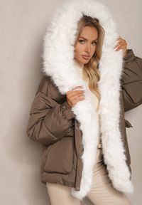 Renee - Brązowa Kurtka Pikowana z Kapturem i Odpinanymi Futerkowymi Wstawkami Izafera. Okazja: na co dzień. Typ kołnierza: kaptur. Kolor: brązowy. Materiał: jeans. Styl: elegancki, casual #6