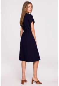 Sukienki.shop - Sukienka koszulowa trapezowa granatowa szmizjerka z wiązaniem. Okazja: na co dzień, do pracy. Kolor: niebieski. Typ sukienki: szmizjerki, trapezowe, koszulowe. Styl: casual #2