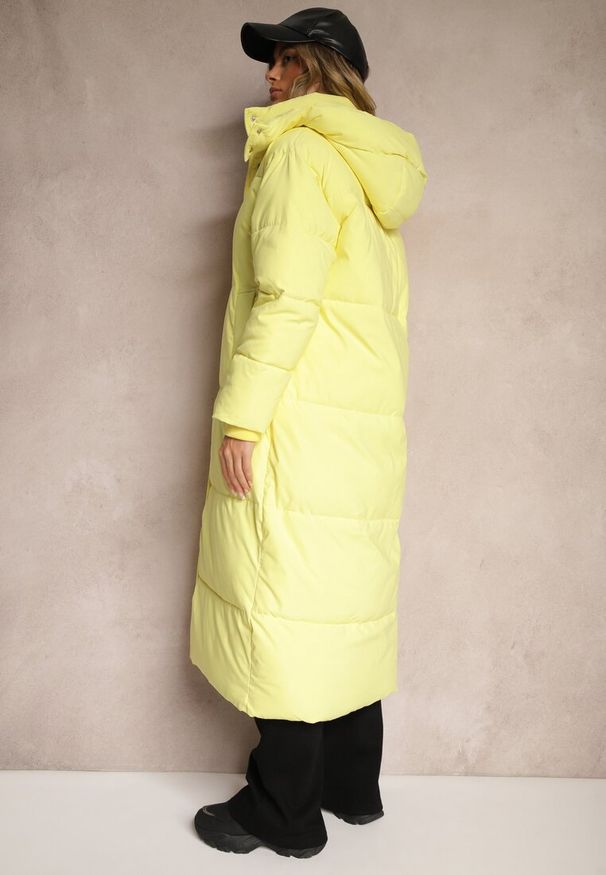 Renee - Żółta Długa Kurtka z Pikowaniem z Odpinanym Kapturem i Wsuwanymi Kieszeniami Daitras. Kolor: żółty. Długość: długie. Styl: elegancki