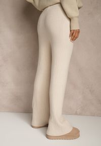 Renee - Jasnobeżowe Szerokie Spodnie z Wełną High Waist z Prążkowanego Materiału Reinna. Okazja: na co dzień. Stan: podwyższony. Kolor: beżowy. Materiał: wełna, prążkowany, materiał. Styl: casual #3