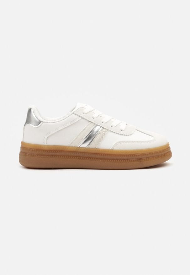 Renee - Białe Sneakersy w Stylu Tenisówek Ozdobione Metaliczną Aplikacją Tihanor. Okazja: na co dzień. Nosek buta: okrągły. Zapięcie: sznurówki. Kolor: biały. Materiał: jeans. Wzór: aplikacja