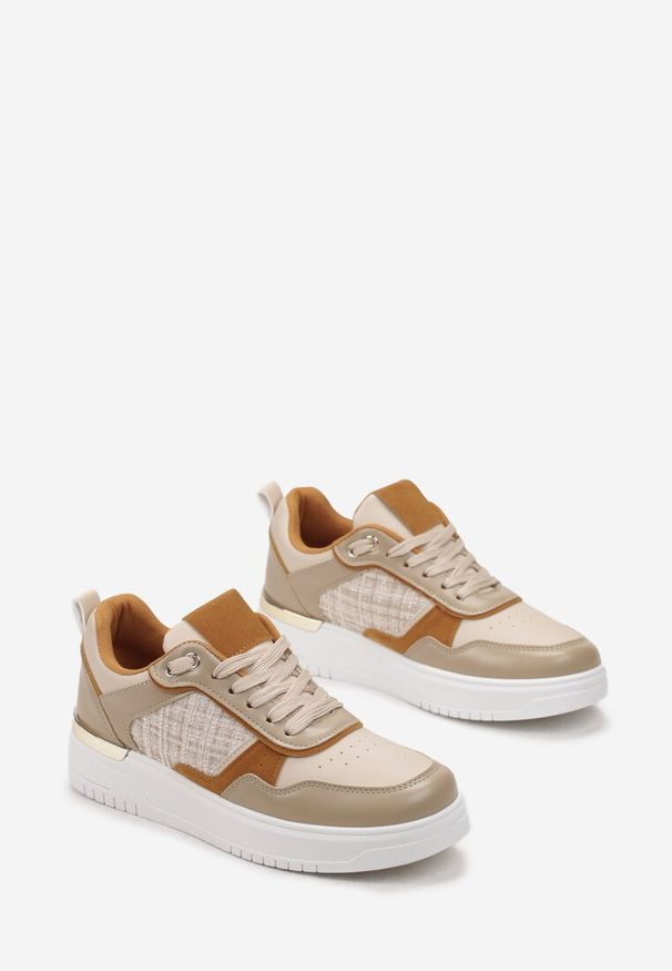 Renee - Beżowe Sneakersy Ozdobione Wstawką z Tweedowego Materiału Saini. Nosek buta: okrągły. Zapięcie: sznurówki. Kolor: beżowy. Materiał: materiał. Wzór: aplikacja. Sezon: jesień, wiosna. Obcas: na obcasie. Wysokość obcasa: niski