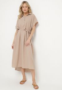 Born2be - Ciemnobeżowa Sukienka z Wiskozy o Koszulowym Kroju z Wiązanym Paskiem Danisna. Okazja: na co dzień. Kolor: beżowy. Materiał: wiskoza. Długość rękawa: krótki rękaw. Wzór: aplikacja. Typ sukienki: koszulowe. Styl: klasyczny, casual, elegancki. Długość: midi #1