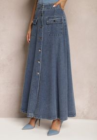 Renee - Granatowa Rozkloszowana Spódnica Jeansowa Maxi z Bawełny z Guzikami Brissa. Okazja: na co dzień. Kolor: niebieski. Materiał: bawełna, jeans. Wzór: aplikacja. Styl: casual #3