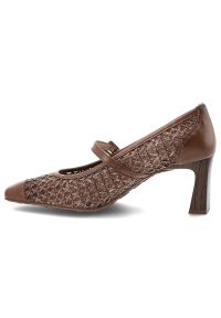Czółenka damskie Hispanitas, z łączonych materiałów z ażurową cholewką o plecionym wykończeniu i paskiem, brązowe, RHV264609 Soho-V26. Okazja: do pracy. Zapięcie: pasek. Kolor: brązowy. Materiał: materiał. Szerokość cholewki: normalna. Wzór: ażurowy. Obcas: na obcasie. Wysokość obcasa: średni #8