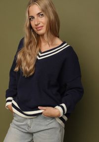 Born2be - Granatowy Sweter z Domieszką Kaszmiru w Stylu Preppy Liendria. Okazja: na spotkanie biznesowe, do pracy, na co dzień. Kolor: niebieski. Materiał: kaszmir. Wzór: aplikacja. Styl: biznesowy, klasyczny, casual