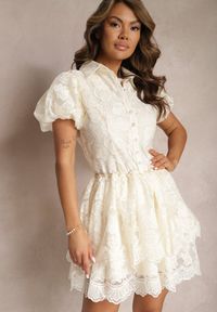 Renee - Jasnobeżowa Sukienka Mini z Bufiastymi Rękawami i Guzikami Ozdobiona Kwiatową Koronką Eia. Kolor: beżowy. Materiał: koronka. Wzór: koronka, aplikacja, kwiaty. Długość: mini