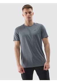 4f - Koszulka treningowa regular z materiału z recyklingu męska - szara. Kolor: szary. Materiał: materiał. Długość rękawa: krótki rękaw. Długość: krótkie. Wzór: ze splotem, jednolity, gładki. Sport: fitness #1