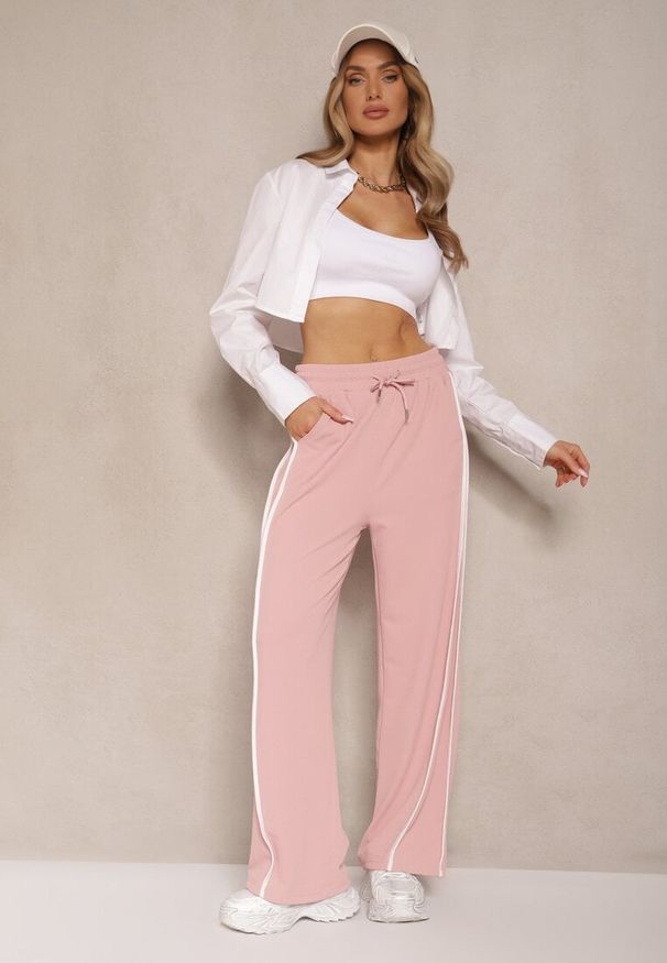 Renee - Różowe Szerokie Spodnie Dresowe High Waist Zdobione Lampasami Sopaline. Okazja: na spacer. Stan: podwyższony. Kolor: różowy. Materiał: dresówka. Wzór: aplikacja. Styl: sportowy, elegancki