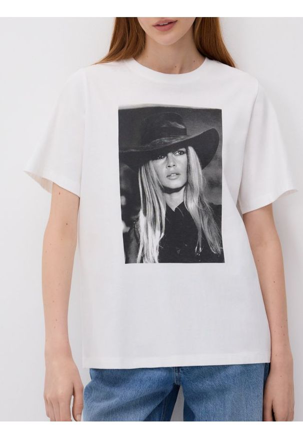 Reserved - T-shirt Brigitte Bardot - biały. Kolor: biały. Materiał: dzianina, bawełna. Wzór: gładki