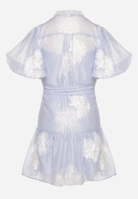 Born2be - Jasnoniebieska Koszulowa Przezroczysta Sukienka z Bawełną Haftami i Paskiem Lirulira. Okazja: na co dzień. Kolor: niebieski. Materiał: bawełna. Wzór: haft. Sezon: lato. Typ sukienki: koszulowe. Styl: casual, elegancki #4