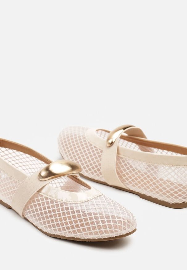 Born2be - Beżowe Siateczkowe Balerinki z Metalową Ozdobą Tatolira. Okazja: na co dzień. Kolor: beżowy. Materiał: jeans. Wzór: aplikacja. Styl: elegancki, casual, klasyczny