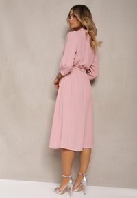 Renee - Ciemnoróżowa Sukienka Canopis. Typ kołnierza: dekolt kopertowy. Kolor: różowy. Materiał: materiał, tkanina. Typ sukienki: kopertowe. Styl: elegancki. Długość: midi