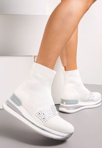 Renee - Białe Sneakersy Luvina. Nosek buta: okrągły. Kolor: biały. Materiał: materiał. Sezon: wiosna, jesień. Obcas: na obcasie. Wysokość obcasa: niski #1