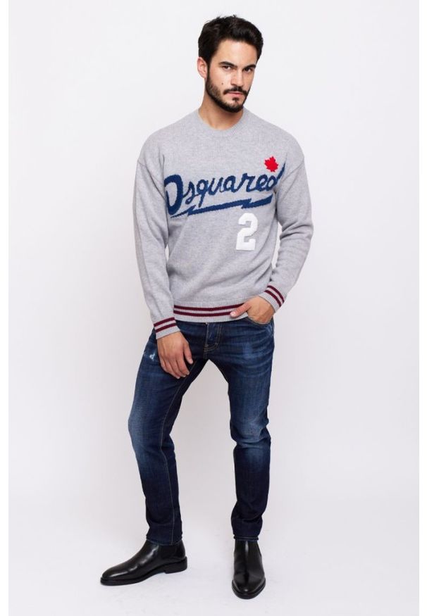 DSQUARED2 Szary sweter męski z granatowym logo. Kolor: szary. Materiał: wełna. Wzór: aplikacja