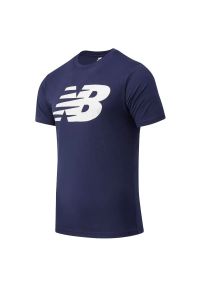 Koszulka New Balance MT03919PGM - granatowa. Kolor: niebieski. Materiał: dresówka, bawełna, poliester. Długość rękawa: krótki rękaw. Długość: krótkie. Wzór: aplikacja #1