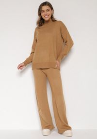 Born2be - Beżowy Dzianinowy Komplet z Bawełną i Wełną Szerokie Spodnie i Sweter Golf Valefessa. Kolor: beżowy. Materiał: dzianina, wełna, bawełna. Wzór: aplikacja. Sport: golf #1