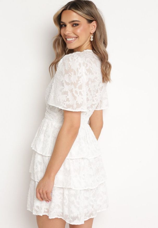 Born2be - Biała Rozkloszowana Sukienka z Trójkątnym Dekoltem z Gumką w Pasie i Falbankami Crapia. Okazja: na spacer. Typ kołnierza: kołnierz z falbankami. Kolor: biały. Długość rękawa: krótki rękaw. Styl: wizytowy