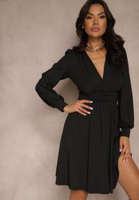 Renee - Czarna Sukienka z Wiskozą o Rozkloszowanym Kroju Selaitea. Okazja: na co dzień. Typ kołnierza: dekolt w serek. Kolor: czarny. Materiał: wiskoza. Styl: casual, elegancki