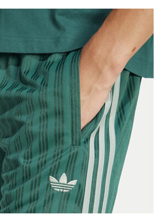Adidas - adidas Szorty sportowe adicolor JP1031 Zielony Regular Fit. Kolor: zielony. Materiał: syntetyk. Styl: sportowy