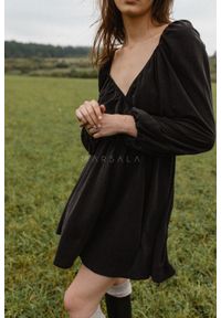 Marsala - Sukienka z dekoltem na zakładkę w kolorze spranej czerni - SHY-S/M. Materiał: bawełna, tkanina, wiskoza, poliamid. Długość rękawa: długi rękaw. Typ sukienki: kopertowe. Styl: klasyczny