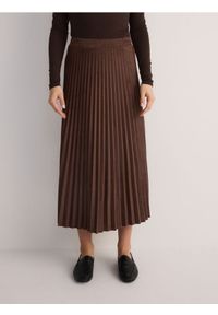 Reserved - Plisowana spódnica z imitacji zamszu - brązowy. Kolor: brązowy. Materiał: zamsz #1