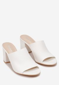 Renee - Białe Klapki Aisa. Nosek buta: otwarty. Kolor: biały. Materiał: materiał. Sezon: lato. Obcas: na obcasie. Wysokość obcasa: średni #3