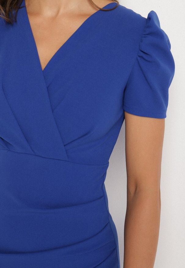 Born2be - Niebieska Dopasowana Sukienka z Kopertowym Dekoltem Hallimea. Okazja: na imprezę. Typ kołnierza: dekolt kopertowy. Kolor: niebieski. Wzór: aplikacja. Typ sukienki: kopertowe. Styl: klasyczny, elegancki