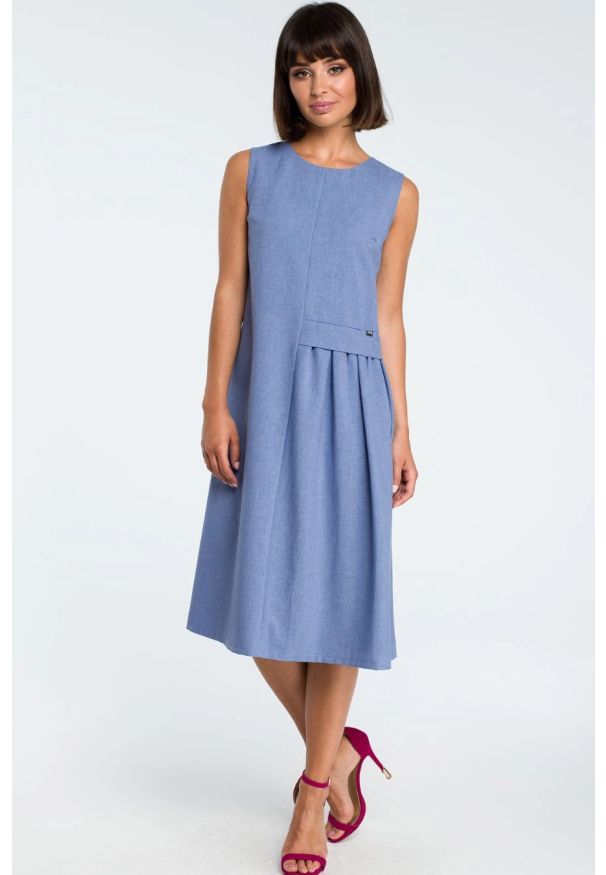 BeWear - Lniana sukienka trapezowa na lato bez rękawów niebieska. Okazja: na spacer, na co dzień, do pracy. Kolor: różowy, niebieski. Materiał: len. Długość rękawa: bez rękawów. Sezon: lato. Typ sukienki: trapezowe. Styl: casual