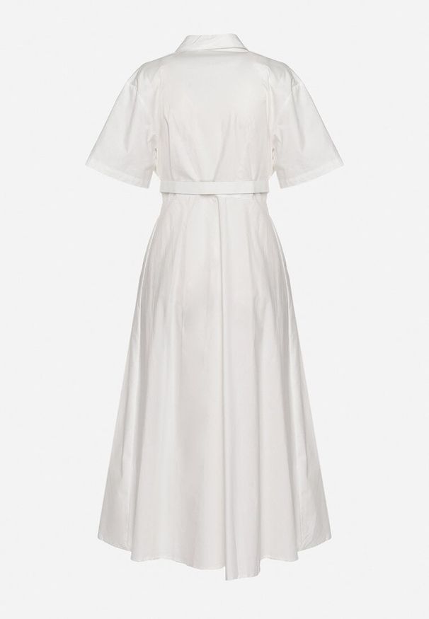 Born2be - Biała Bawełniana Sukienka o Koszulowym Kroju z Paskiem i Kwiatowymi Broszkami Zelnea. Okazja: na spotkanie biznesowe. Kolor: biały. Materiał: bawełna. Długość rękawa: krótki rękaw. Wzór: kwiaty. Typ sukienki: koszulowe. Styl: elegancki, biznesowy