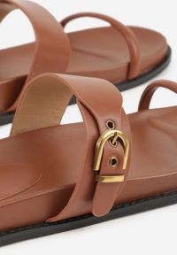 Renee - Brązowe Klapki Ozdobione Paskami i Metaliczną Klamrą Ophiusi. Okazja: na co dzień. Kolor: brązowy. Materiał: jeans. Wzór: aplikacja. Styl: casual #6