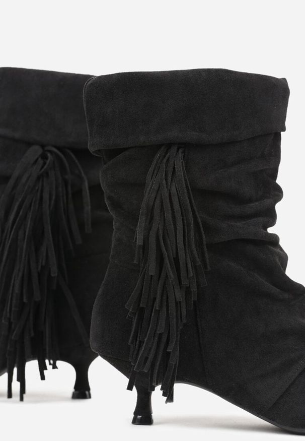 Renee - Czarne Wywinięte Botki na Kaczuszce Zdobione Marszczeniem i Frędzlami Gevea. Okazja: na co dzień. Kolor: czarny. Materiał: jeans. Wzór: aplikacja. Obcas: na szpilce. Styl: casual, elegancki, boho. Wysokość obcasa: średni