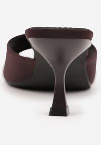 Renee - Brązowe Eleganckie Klapki Peep Toe na Klepsydrowym Obcasie Jilthine. Nosek buta: otwarty. Kolor: brązowy. Materiał: satyna. Sezon: lato. Obcas: na obcasie. Styl: elegancki. Wysokość obcasa: średni #5