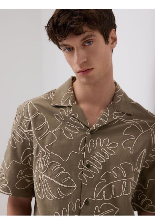 Reserved - Koszula comfort z haftem - oliwkowy. Kolor: oliwkowy. Materiał: bawełna, tkanina. Wzór: haft