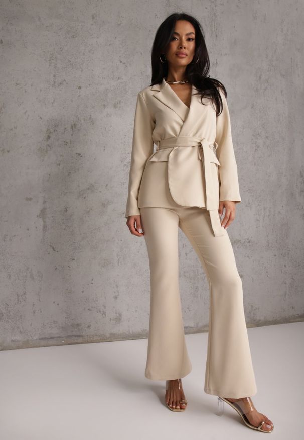 Renee - Beżowy Komplet o Garniturowym Kroju z Marynarką z Wiązaniem i Spodniami Falestra. Kolor: beżowy