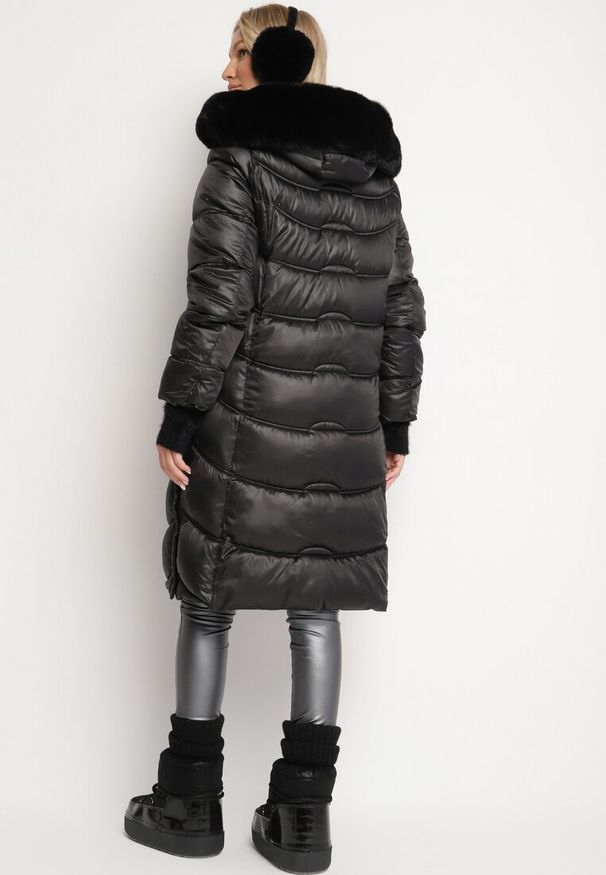 Born2be - Czarna Pikowana Kurtka Płaszcz za Kolano z Kapturem i Futerkiem Naelora. Typ kołnierza: kaptur. Kolor: czarny. Materiał: futro