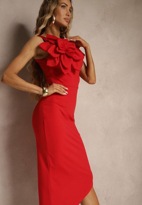 Renee - Czerwona Koktajlowa Asymetryczna Sukienka Vices z Kwiatem 3D i Falbankami Tolelira. Typ kołnierza: kołnierz z falbankami. Kolor: czerwony. Wzór: kwiaty. Sezon: lato. Typ sukienki: asymetryczne. Styl: wizytowy