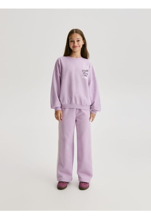 Reserved - Bawełniana koszulka z nadrukiem - lawendowy. Kolor: fioletowy. Materiał: bawełna. Wzór: nadruk